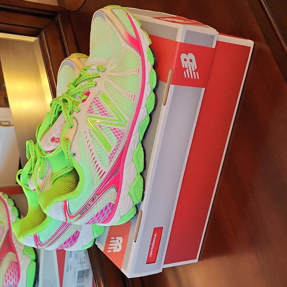 EUC Womens New Balance 880 V3 Running Shoes